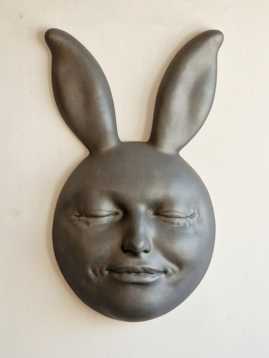 Escultura "Animal Thrills I" (2025) de 85 x 52 x 21 cm y resina de poliéster policromada creada por el escultor Samuel Salcedo