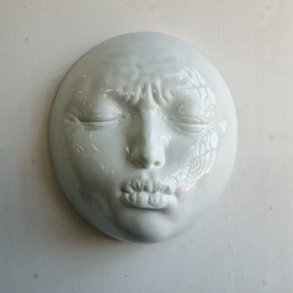 Escultura de pared "Emotions Chart" (2025) de 52 x 48 x 21 cm y resina de poliéster policromada creada por el artista Samuel Salcedo
