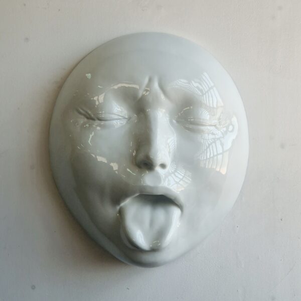 Escultura de pared &quot;Emotions Chart&quot; (2025) de 52 x 48 x 21 cm y resina de poliéster policromada creada por el artista Samuel Salcedo