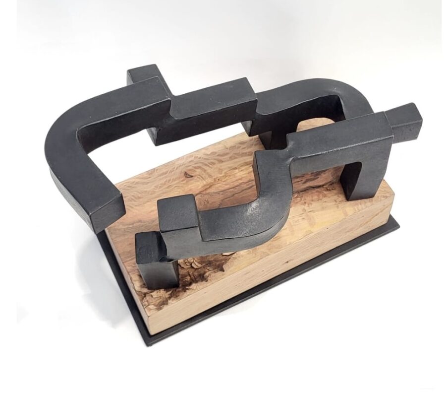 Escultura "La forma de las nubes" del artista Carlos Albert en hierro forjado y madera. Disponible para comprar.
